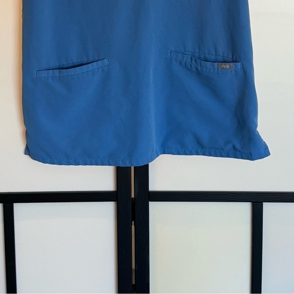 FIGS Technical Collection Scrub V Neck top Pocket Shirt Blue Women's medium - Picture 4 of 10